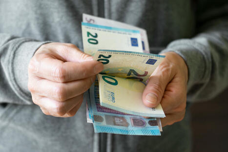 C’est quoi l’arnaque à la mule bancaire, cette fraude qui vous rend complice de blanchiment d’argent ?