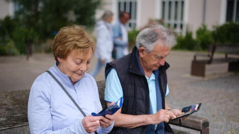 De plus en plus accros aux smartphones, les seniors sont-ils plus vulnérables face aux sollicitations numériques ?